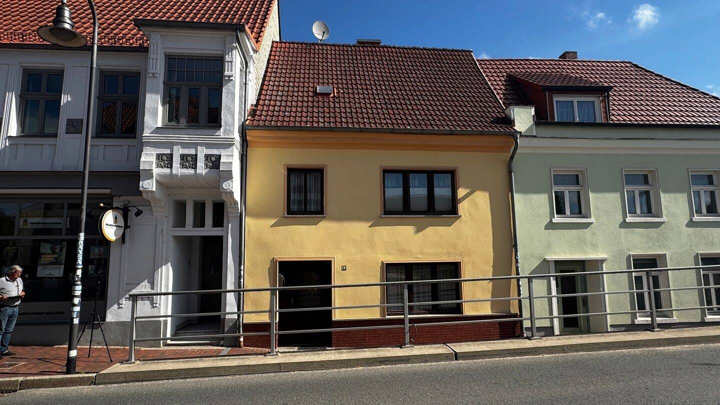 Immobilie in Schwaan - Dieses charmante Mittelreihenhaus aus ca. 1900 vereint den besonderen Charakter eines klassischen Altbaus mit überraschend großzügigen Raumverhältniss - Bild 0