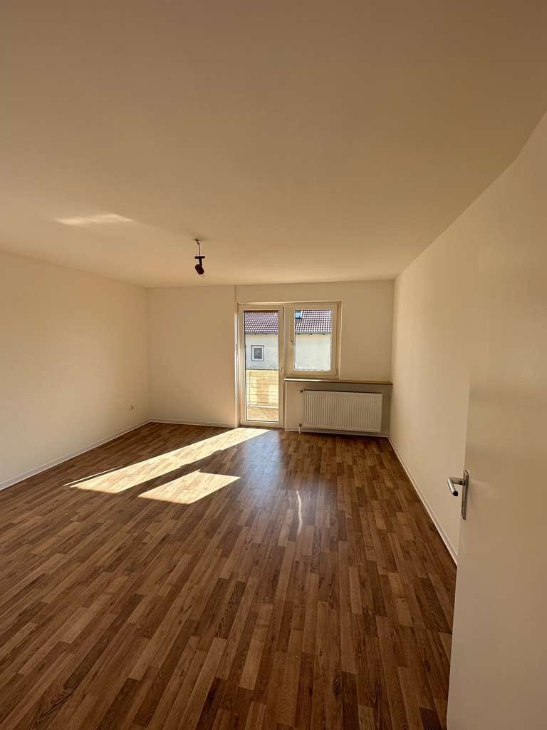 Immobilie in Eckersdorf - Sanierte 5-Zimmer-Wohnung auf 2 Ebenen mit Balkon, Garage und Gartenanteil - Bild 3