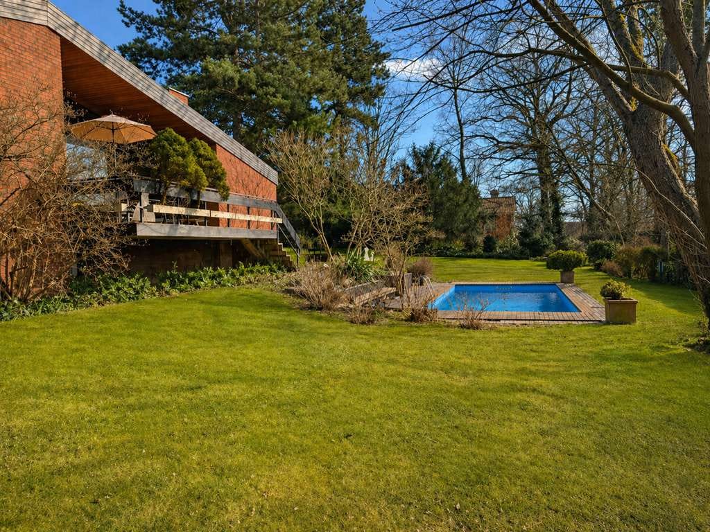 Immobilie in Obermichelbach - Wohnen wie im eigenen Resort - exklusiver Bungalow mit parkartigem Grundstück - Bild 1