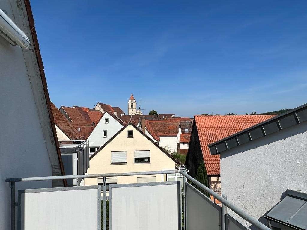 Immobilie in Ehningen - Großzügige, helle 3,5-Zi.-Maisonette-Whg. mit 2 Balkonen und EBK mit tollem Blick auf die Würm - Bild 2