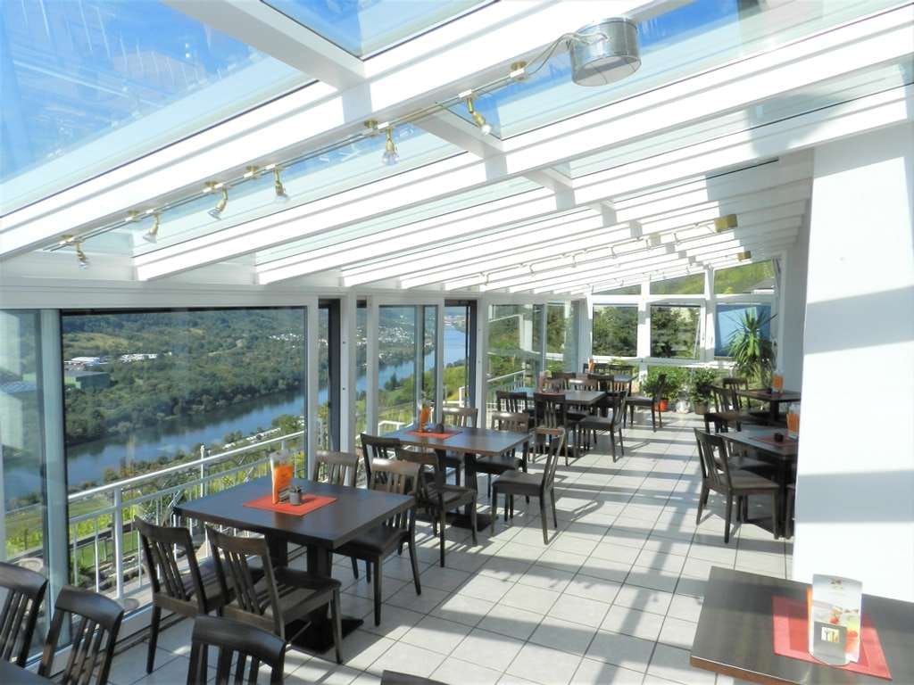 Immobilie in Bernkastel-Kues - Blick auf Bernkastel-Kues! Privates Wohnhaus/B&B/Hotel/Restaurant mit 180 Grad-Blick ins Moseltal! - Bild 2