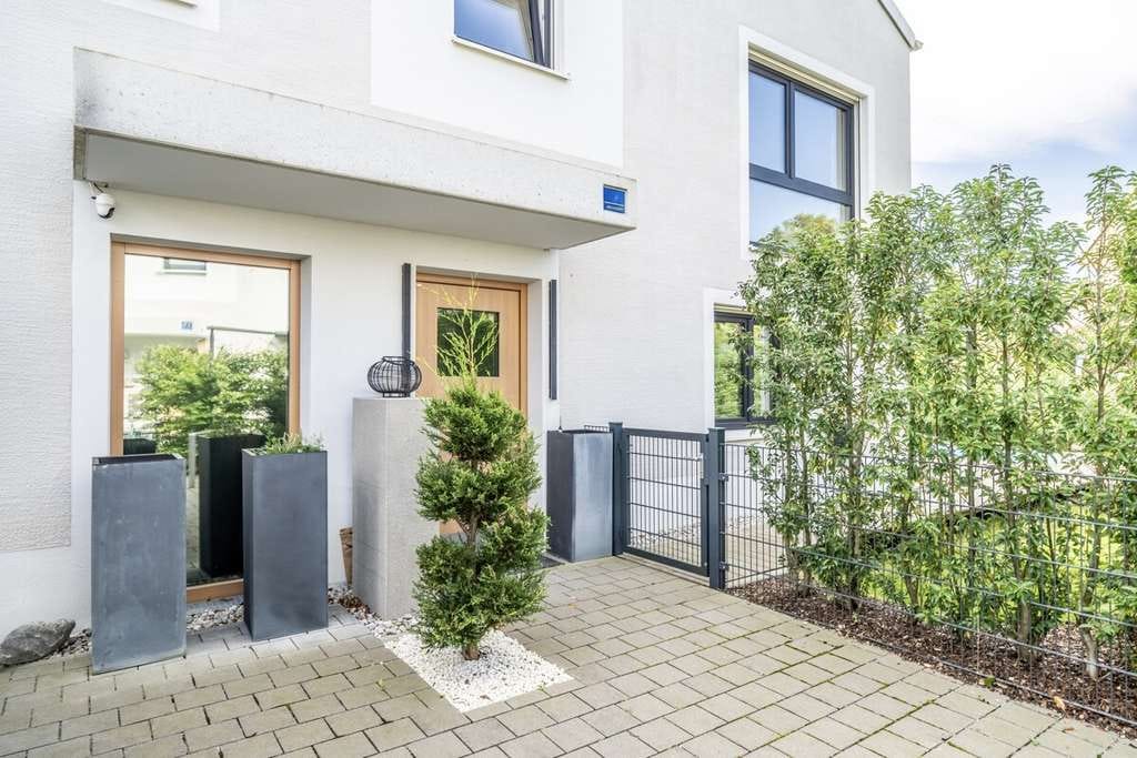 Immobilie in Schondorf am Ammersee - Traumhaftes Reiheneckhaus der Extraklasse mit Pool in Schondorf am Ammersee - Bild 1