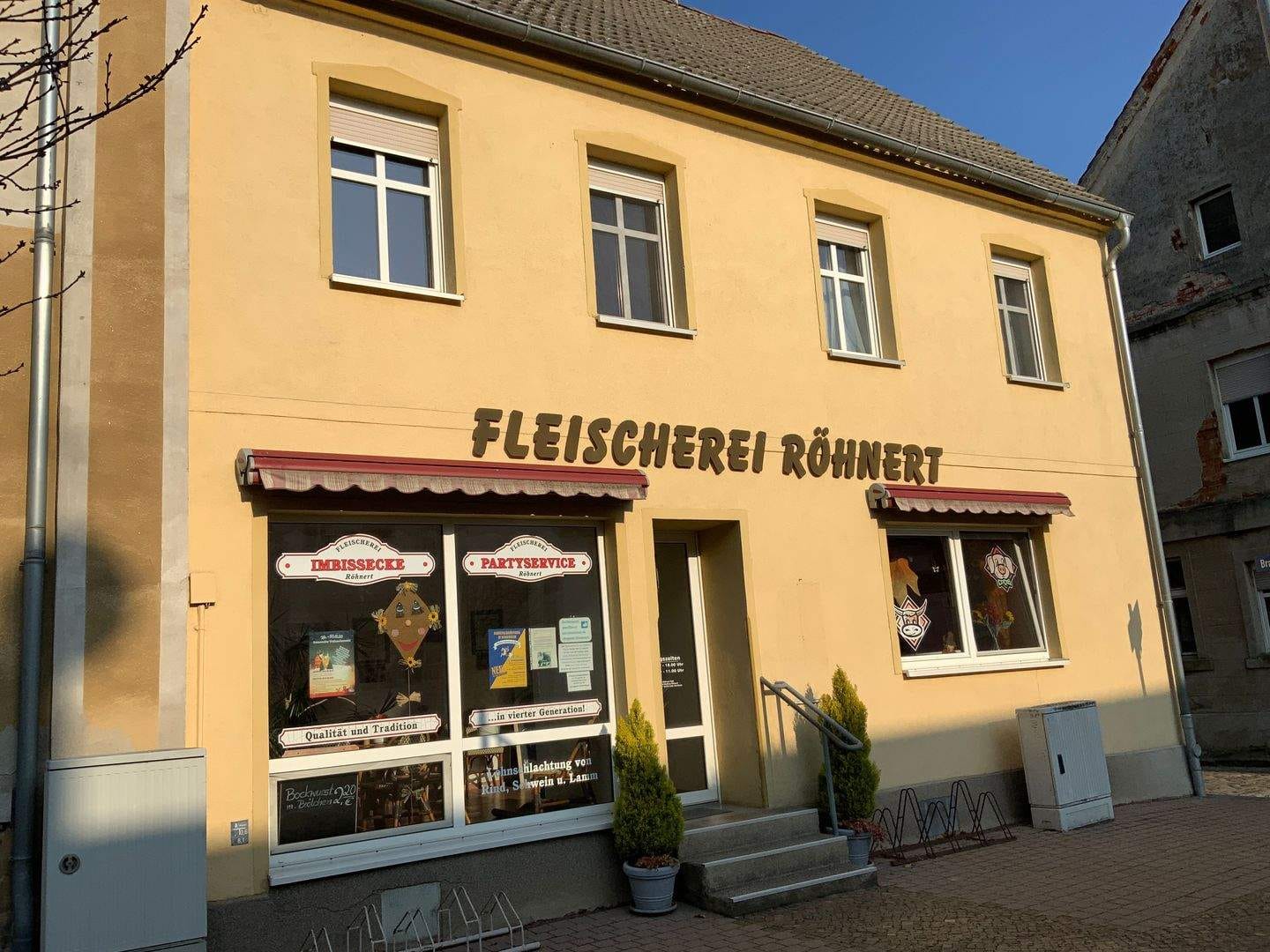 Immobilie in Sonnewalde - Wohn- und Geschäftshaus plus Einfamilienhaus auf einem Grundstück - Komplett vermietet und in den letzten Jahren saniert - Bild 0