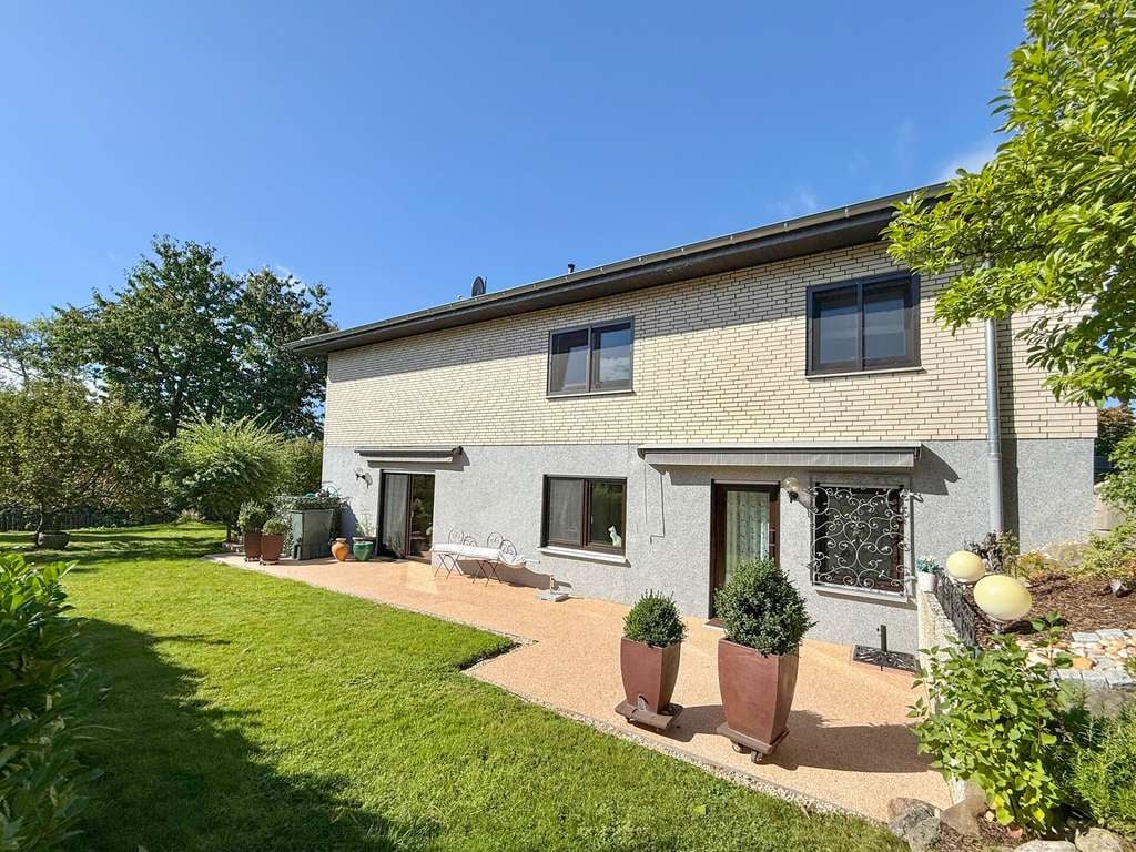 Immobilie in Gehlert - Exklusiv in Hachenburg! Top gepflegtes Wohnhaus am Stadtrand mit Blick ins Grüne - Bild 2