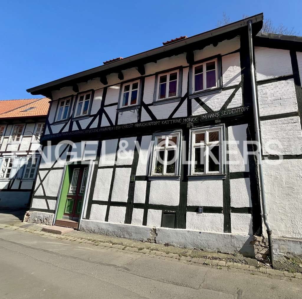 Immobilie in Schladen-Werla - HISTORISCHES FACHWERKHAUS MIT SCHEUNE UND GROßZÜGIGEM GRUNDSTÜCK - Bild 0