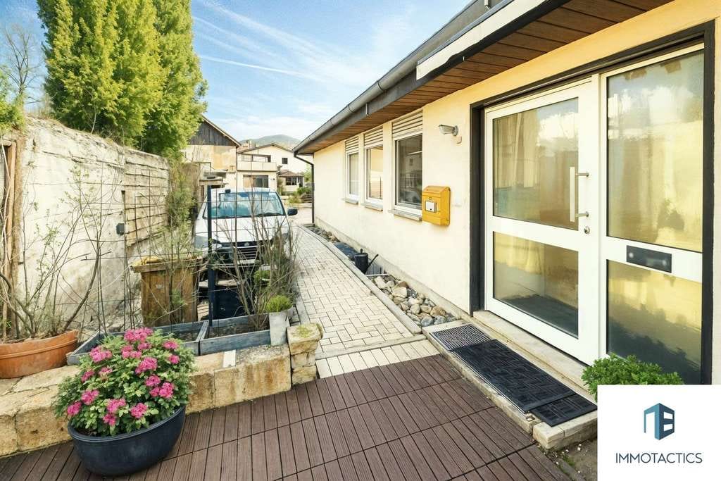 Immobilie in Norheim - Gepflegtes Einfamilienhaus in Hanglage mit zwei Wohnebenen, Balkon, Terrasse und Garten in Norheim - Bild 2