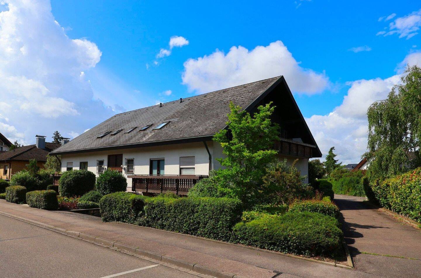 Immobilie in Breisach am Rhein - Mehrfamilienhaus mit großzügiger Wohnfläche und großem Grundstück in Breisach am Rhein ! - Bild 1
