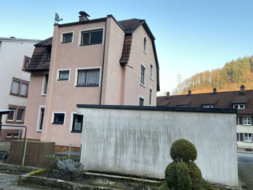Immobilie in Zell im Wiesental - In Ortsrandlage: interessantes Dreifamilienwohnhaus mit Doppelgarage auf einem ebenen Grundstück ! - Bild 2