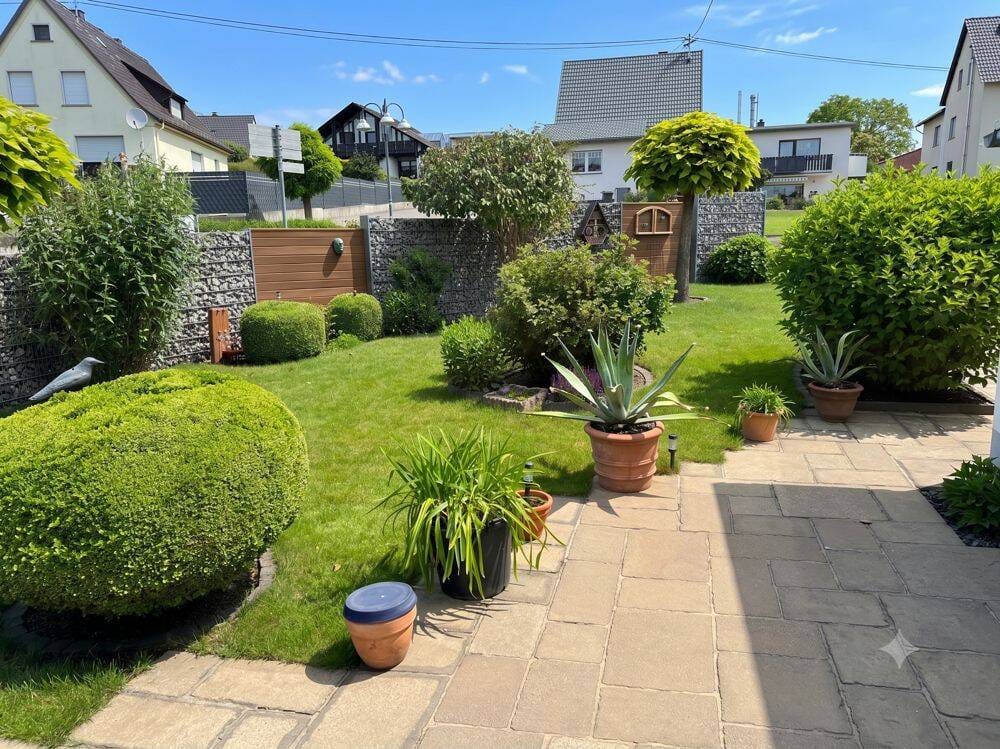 Immobilie in Nauort - Zentrale Lage trifft Lebensqualität: Sonnige Dachterrasse, wunderschöner Garten & Wellnessbereich in 56237 Nauort - Bild 1