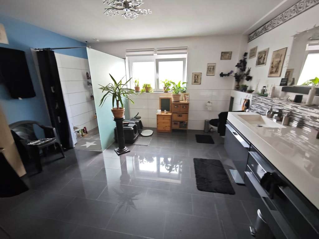 Immobilie in Niedernhall - Gepflegtes Wohnhaus mit 2 Wohneinheiten, 120 qm Scheune und Kombiheizung - Bild 3