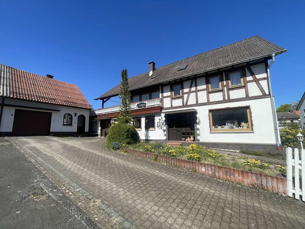 Immobilie in Freiensteinau - Viel Raum für Ideen: Fachwerkhaus mit großem Grundstück & Potenzial! - Bild 1
