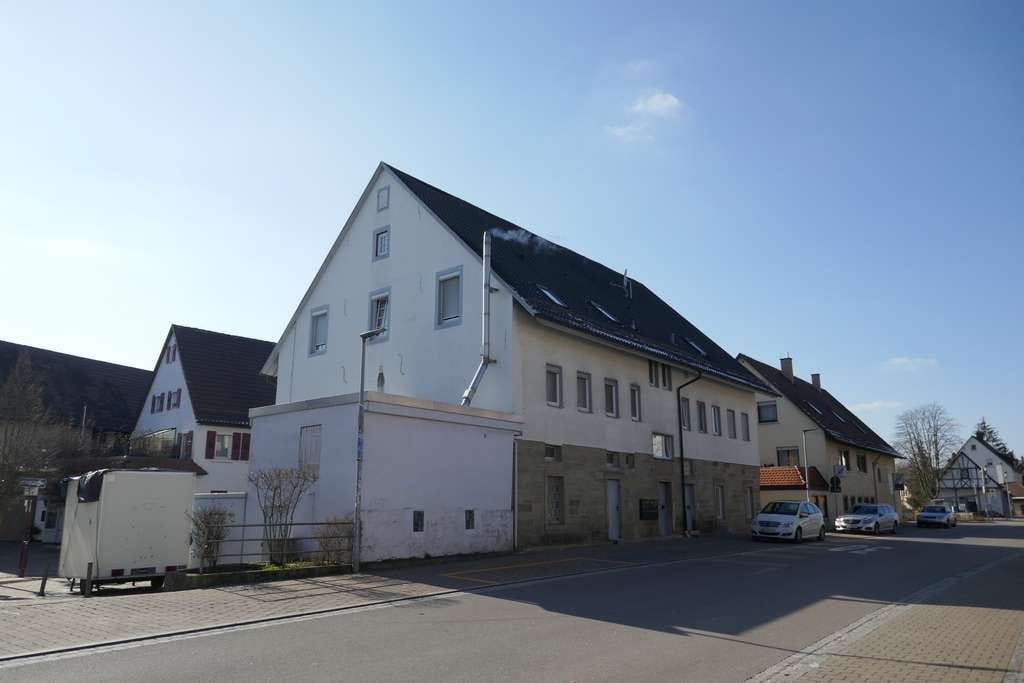 Immobilie in Löchgau - Mehrfamilienhaus mit Charme, Ausbaureserve und Gewerbeeinheit im Zentrum - Bild 1