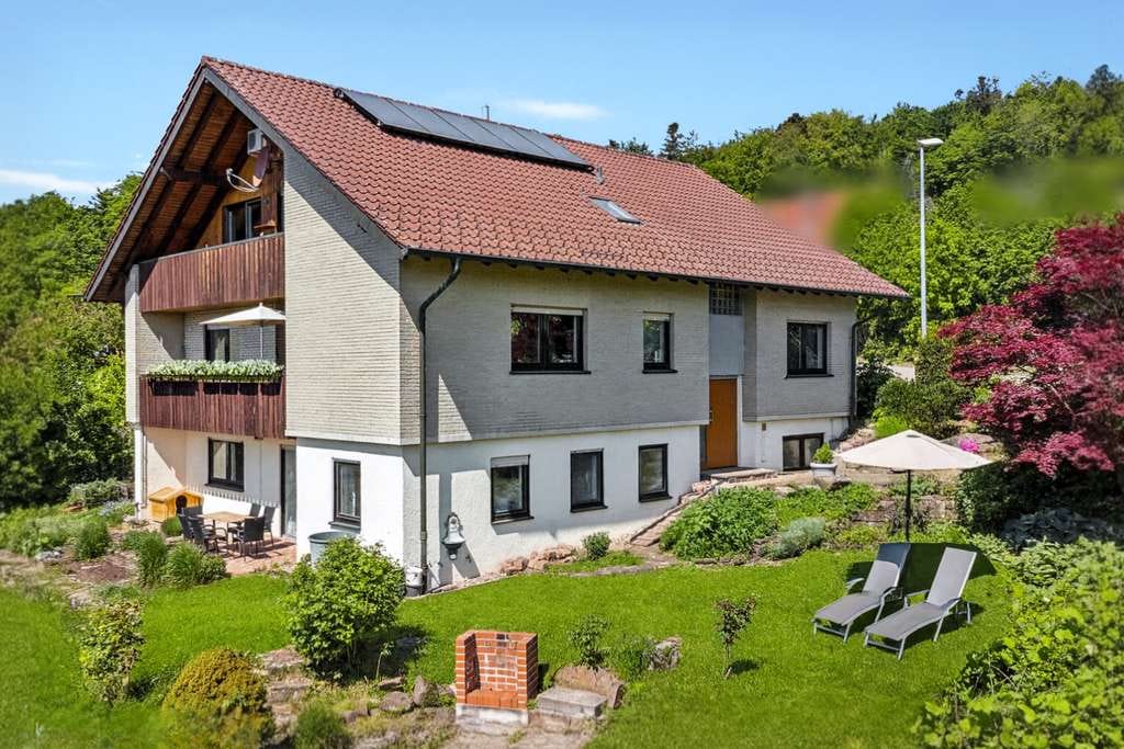 Immobilie in Unterreichenbach - Großzügiges Wohntalent mit maximaler Flexibilität in begehrter Aussichtslage - Bild 1