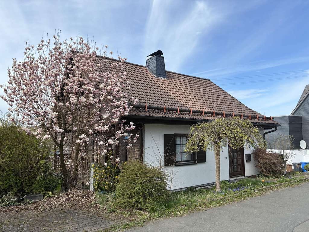 Immobilie in Wilnsdorf - Schickes Einfamilienhaus in beliebter Wohngegend in Wilnsdorf-Niederdielfen - Bild 1
