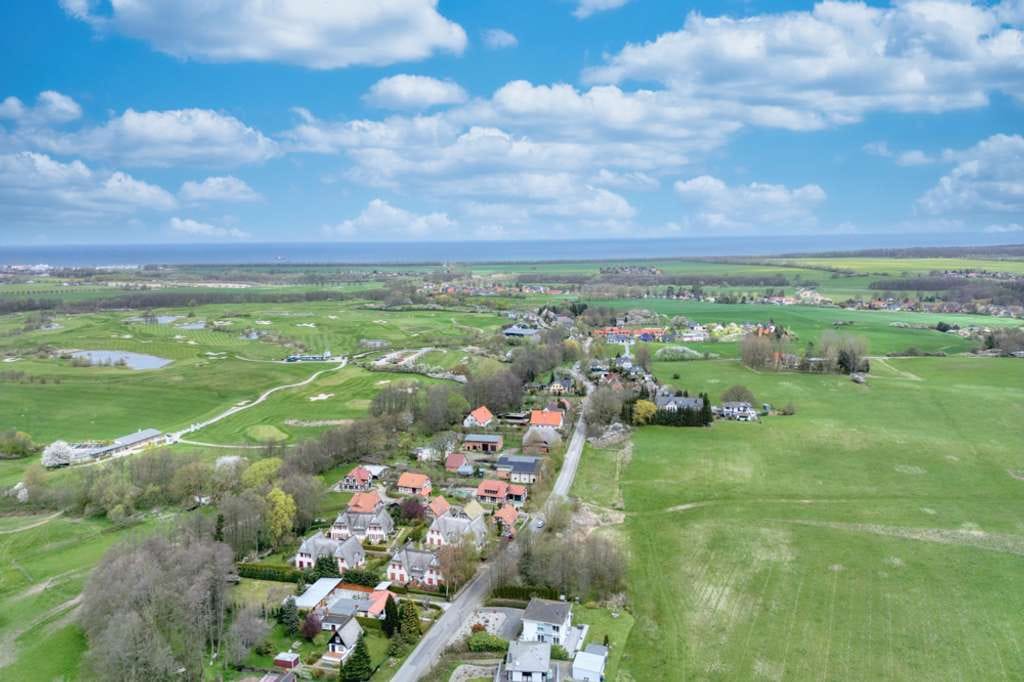 Immobilie in Wittenbeck - „Am Grün“: Jung mit Kamin, 2 Balkonen, Keller & Carport, in TOP Lage zwischen Golfplatz & Ostsee !!! - Bild 3