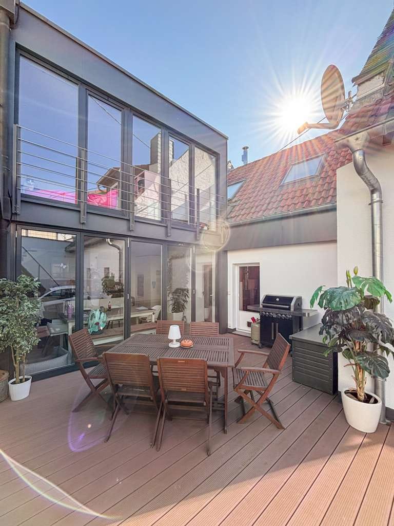 Immobilie in Hofheim am Taunus - Wallau: Eigene "Wohninsel" mit viel Privatsphäre! Hofhaus 270 m², nutzbar auch für 2 Generationen. - Bild 0