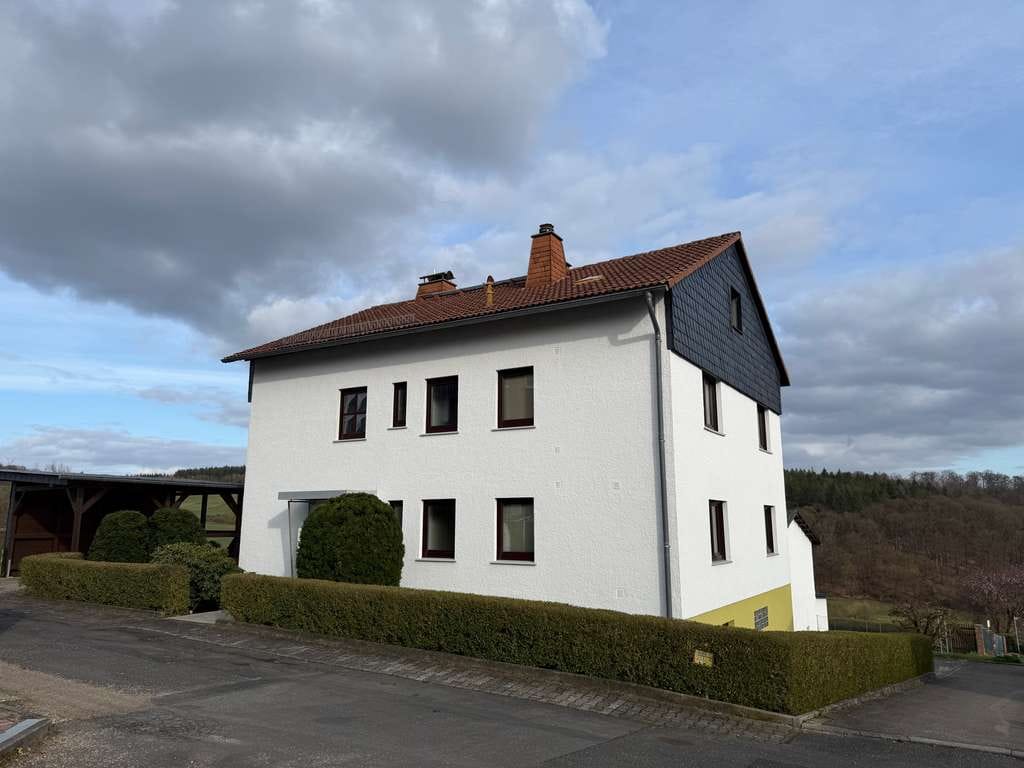 Immobilie in Hohenstein - Vielseitig nutzbares 8-Zimmer-Haus mit Garagen und einem Baugrundstück in Hohenstein - Bild 2