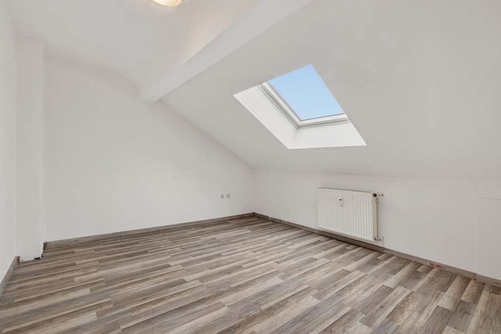 Immobilie in Linkenheim-Hochstetten - Gepflegte 2,5-Zimmer-Dachgeschosswohnung in Linkenheim – kompakt und hell - Bild 2