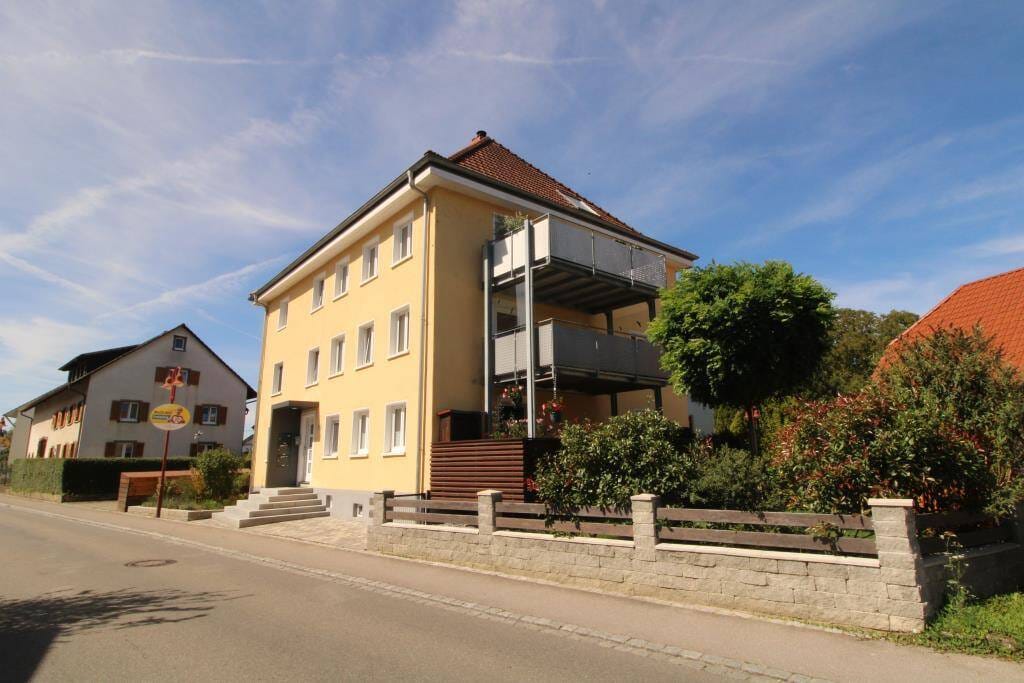 Immobilie in Rielasingen-Worblingen - Kuschelige 5 Zi. Whg. in Rielasingen mit sonnigen Balkon und Einzel-Garage - nur 3 WE  - Bild 2