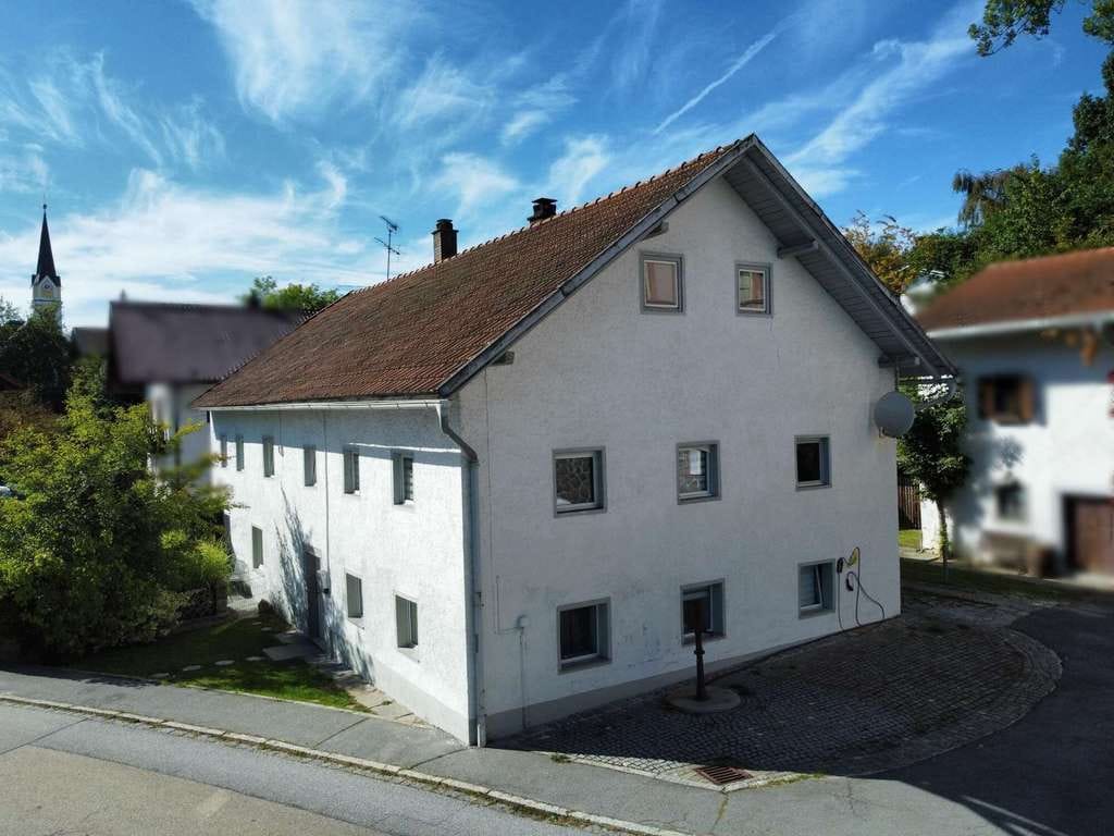 Immobilie in Aicha vorm Wald - "Eierlegende Wollmilchsau" in Aicha! Historisches Mehrfamilienhaus mit 3 Wohneinheiten! - Bild 0