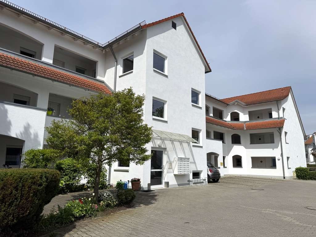Immobilie in Illertissen - Ideal für die beste Phase des Lebens oder als Anlage: 
2-Zimmer-Wohnung mit Balkon, Aufzug & Carpor - Bild 0