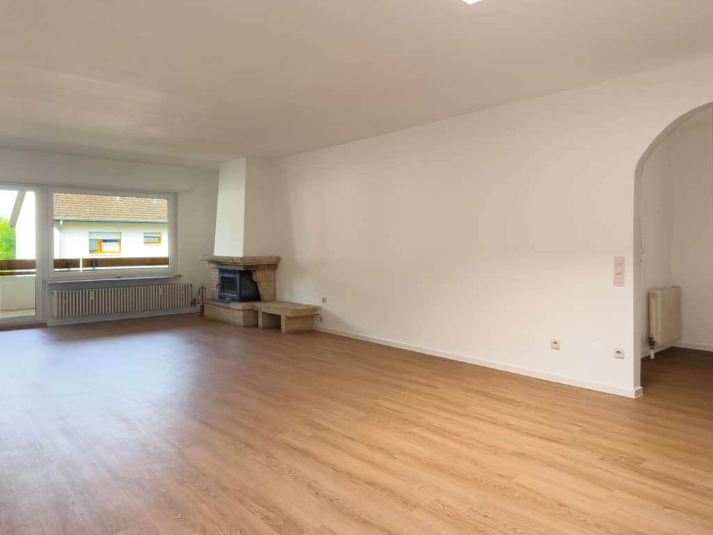 Immobilie in Dossenheim - Bezugsfrei: Moderne, renovierte 4-Zimmer-Wohnung im OG 
mit Kamin, Loggia und 
2 KFZ-Stellplätzen - Bild 3