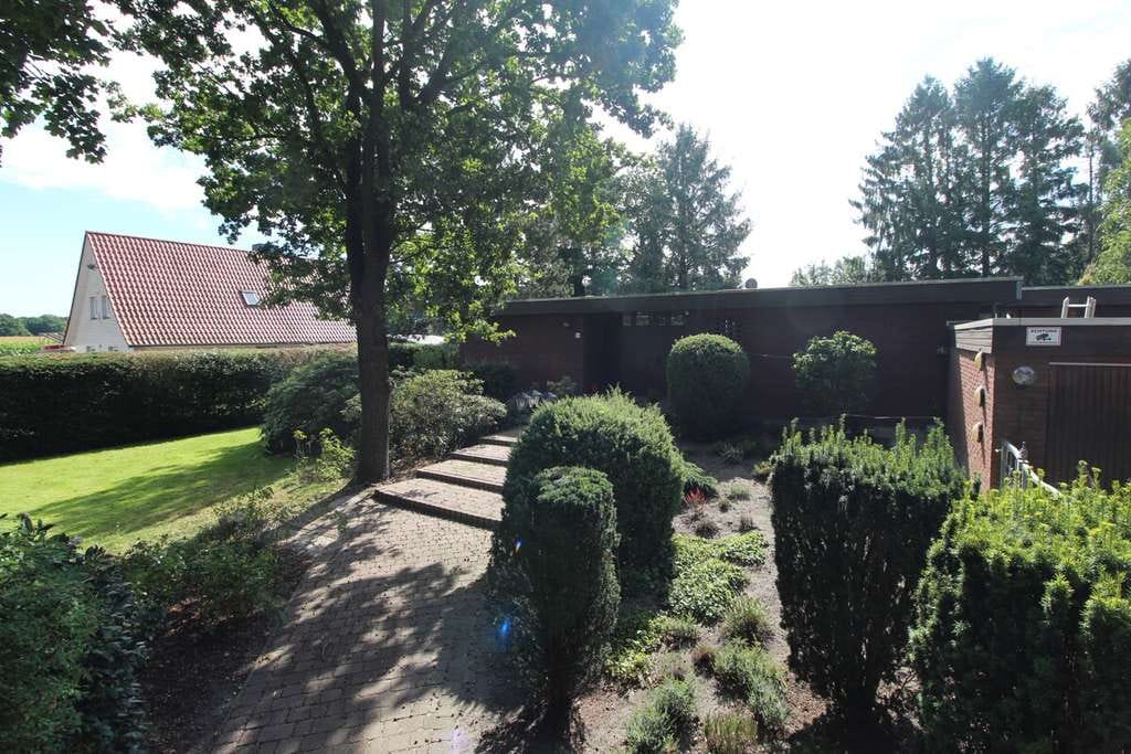 Immobilie in Schiffdorf - Individueller Flachdach-Bungalow mit Doppelgarage & Parkähnlichem Grundstück in Schiffdorf-Sellstedt - Bild 1