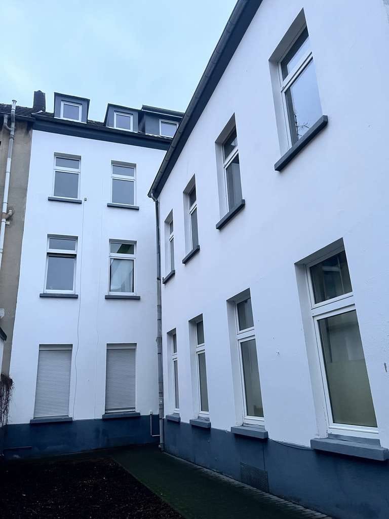 Immobilie in Krefeld - 6 Familienhaus in solider Lage - Bild 0