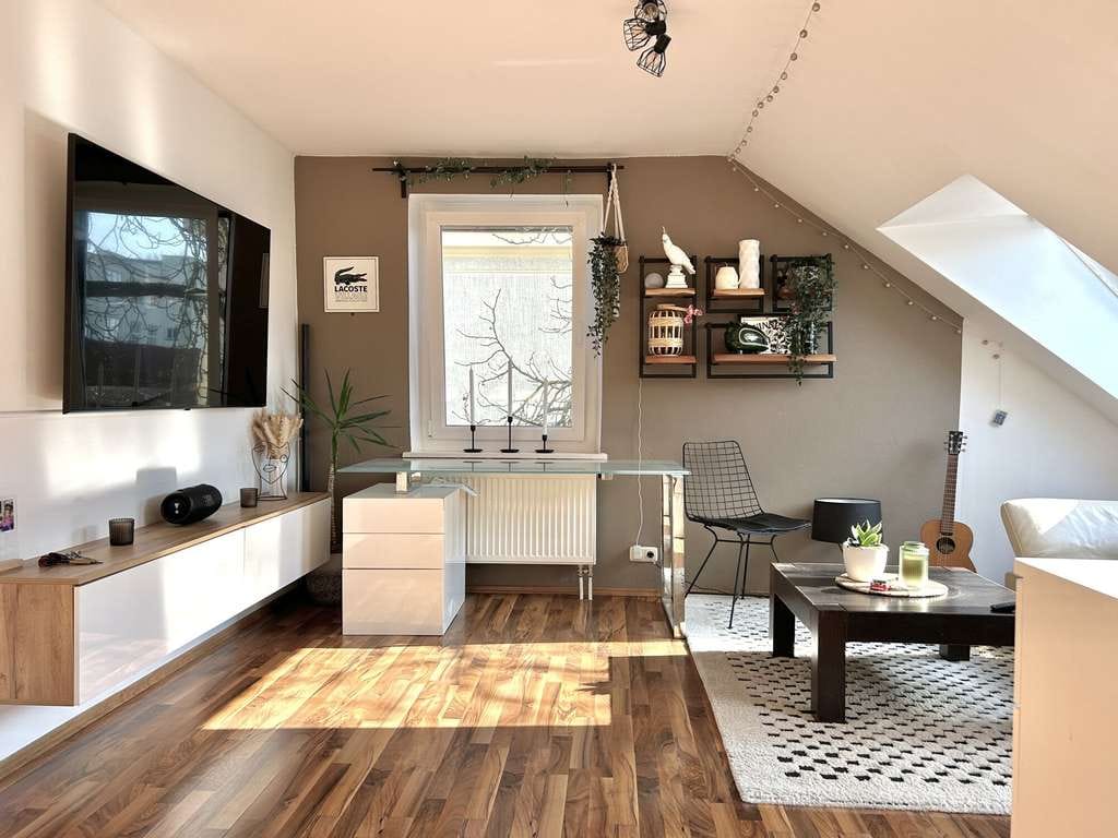 Immobilie in Augsburg - Stilvolle 2-Zimmer-Dachgeschosswohnung mit Küche | Augsburg-Spickel | ca. 1 km zur Innenstadt - Bild 1
