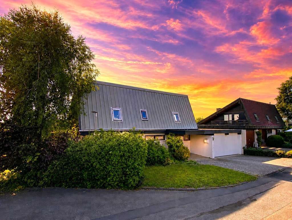 Immobilie in Talheim - Architektonisch reizvolles Wohnhaus mit Einliegersuite, viel Platz, sonnigem Garten und Garage - Bild 0