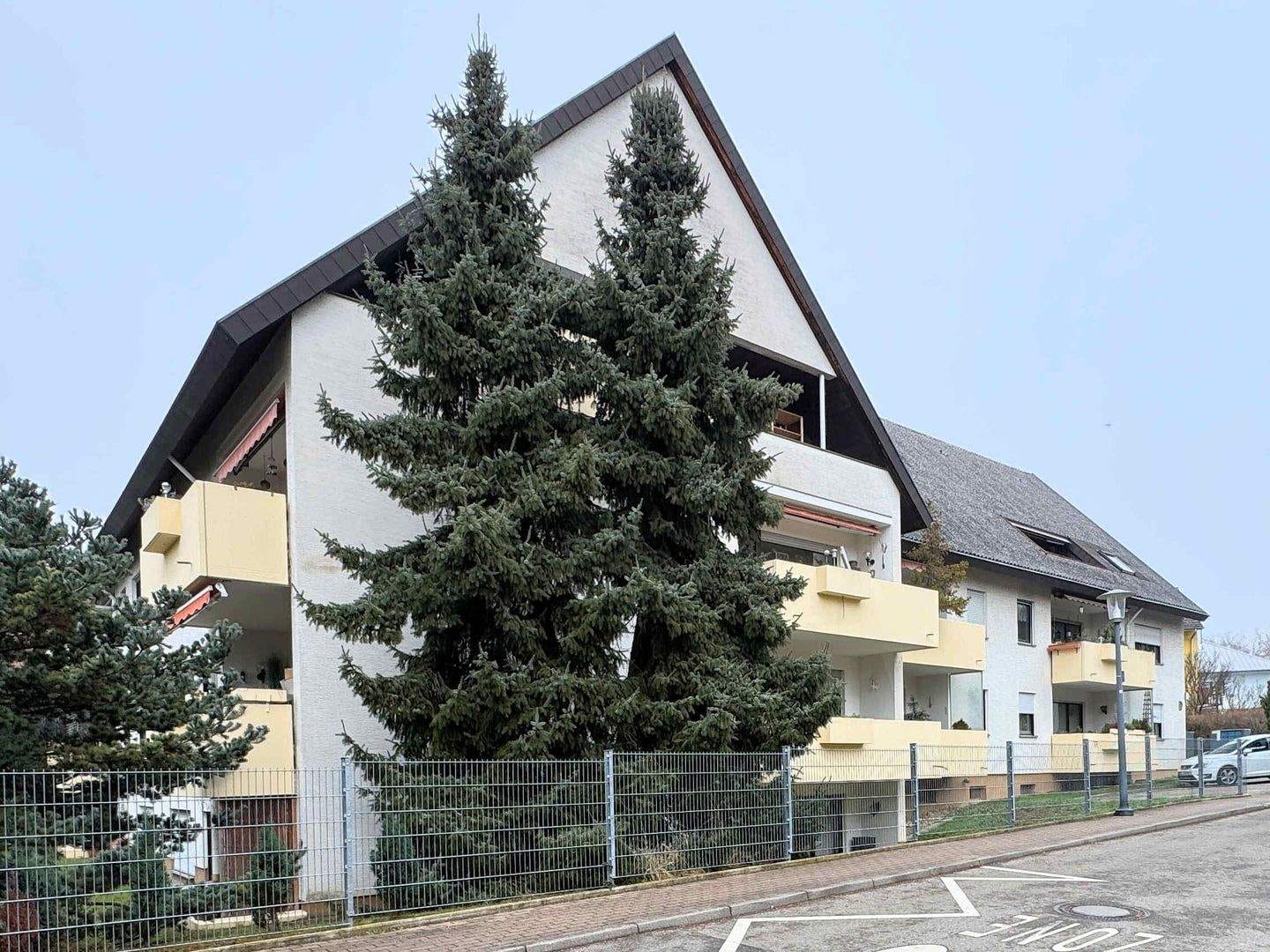 Immobilie in Bad Krozingen - Bad Krozingen: 1 von 4 Wohnungen (diese ist frei), nur im Paket, zentrale Lage, attraktiver Kaufpreis - Bild 2