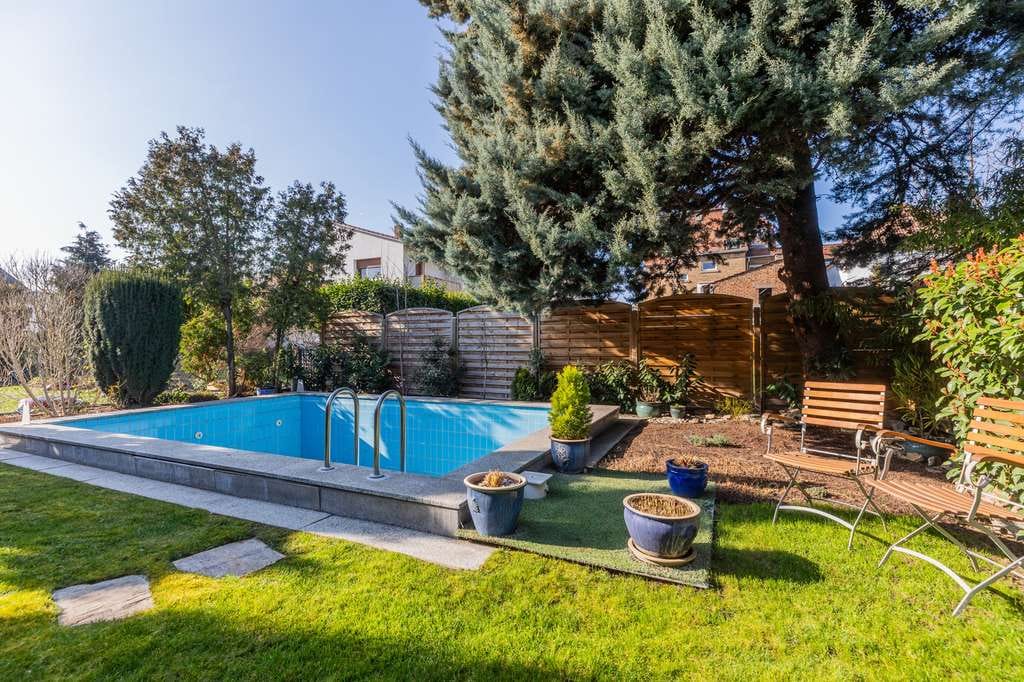 Immobilie in Bischofsheim - Zwei große Häuser (sehr guter Zustand) im Doppelhaus-Stil mit Tageslichtbädern und einladendem Pool - Bild 2