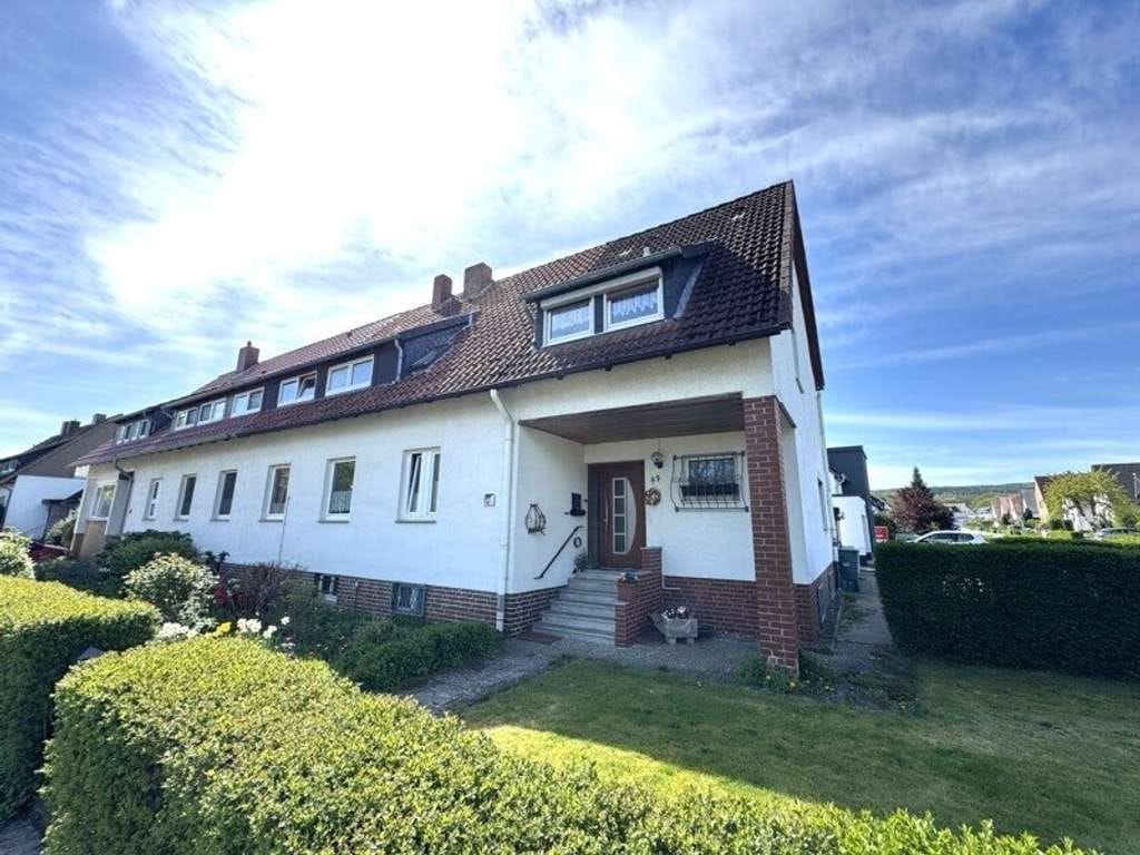 Immobilie in Barsinghausen - Zweifamilien - Doppelhaushälfte mit Terrasse, Balkon und zwei Garagen - Bild 2