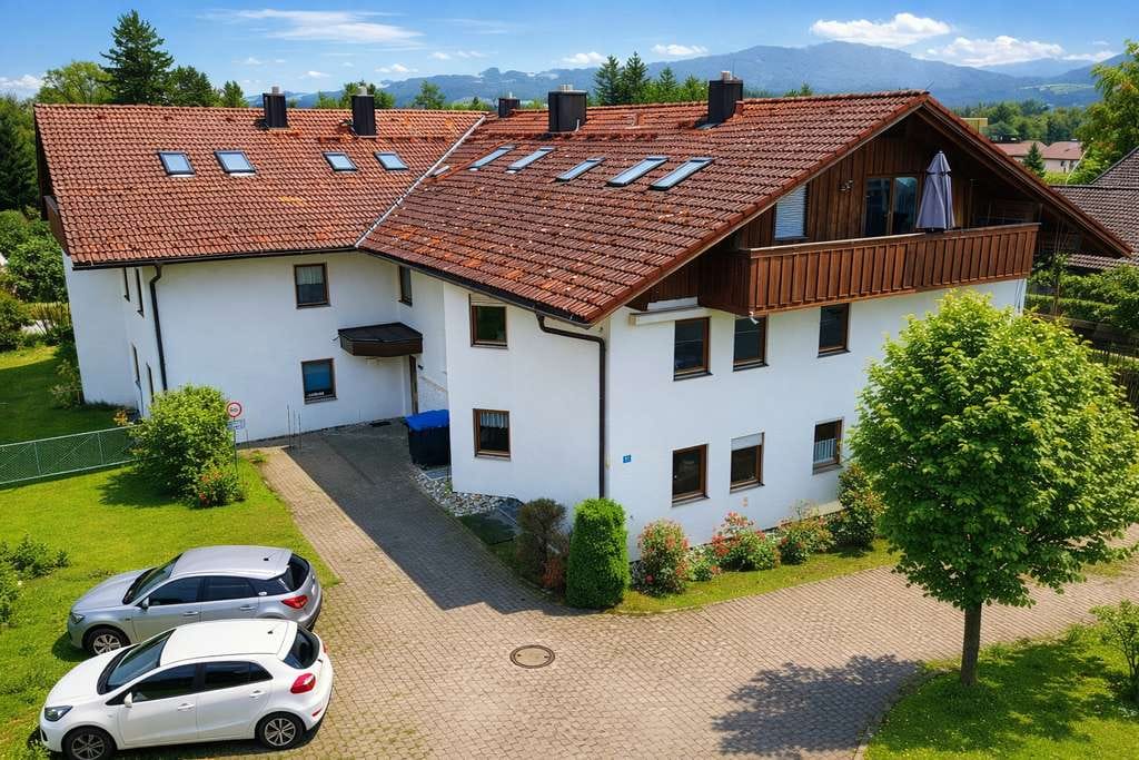 Immobilie in Raubling - Lichtdurchflutete, moderne 4,5 Zi.- Gartenwohnung mit zwei sonnigen Terrassen und großem Garten - Bild 1