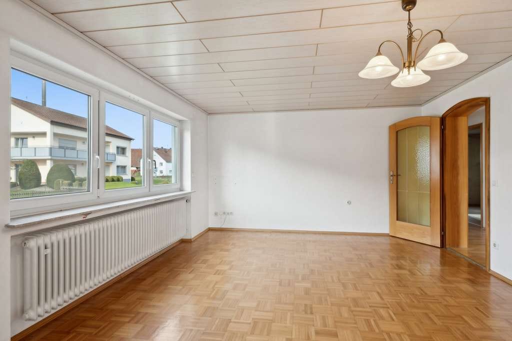Immobilie in Schemmerhofen - Zweifamilienhaus mit Doppelgarage und einer zusätzl. 2 Zi.-Wohnung in Schemmerhofen - Bild 2