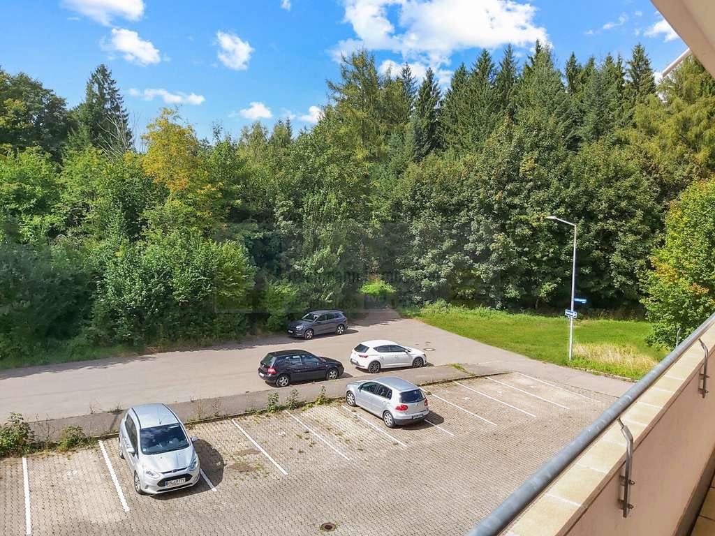Immobilie in St. Georgen im Schwarzwald - St. Georgen – 4,5-Zimmer-Eigentumswohnung mit Balkon, Tiefgarage und schönem Blick in den Wald – ruh - Bild 2