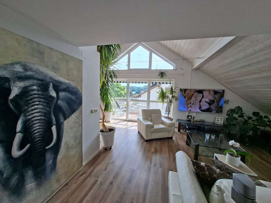 Immobilie in Niederviehbach - Modernisiertes Premium-Einfamilienhaus mit Panoramablick, PV-Anlage & mediterranem Flair - Bild 2