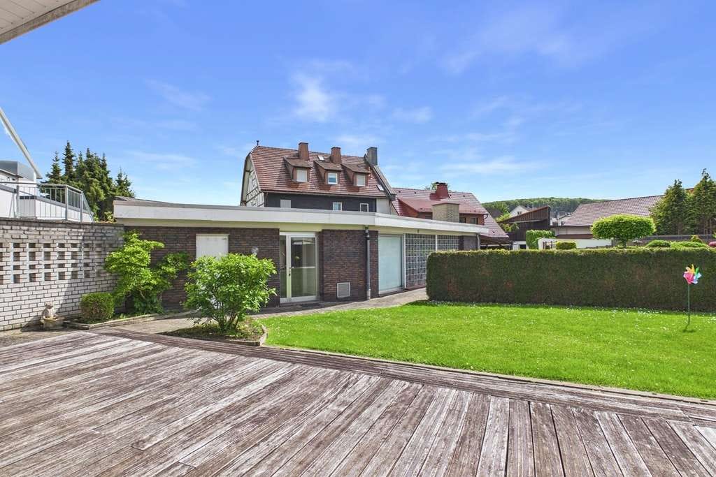 Immobilie in Warstein - Viel Platz für Familie, Wohnen und Arbeiten: Zweifamilienhaus mit PV-Anlage, Garage und Halle - Bild 4