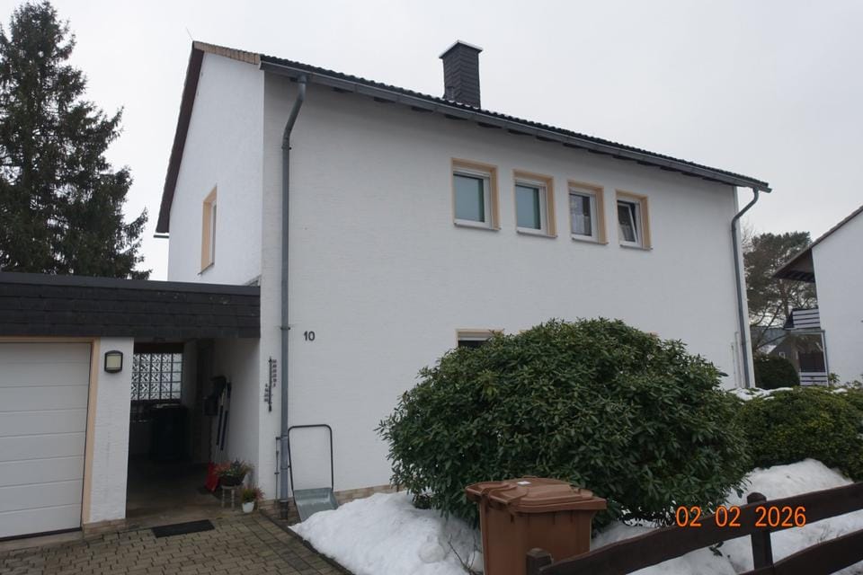 Immobilie in Bad Berleburg - Attraktives Zweifamilienhaus mit einer Doppelgarage in guter Lage von Bad Berleburg-Berghausen - Bild 0