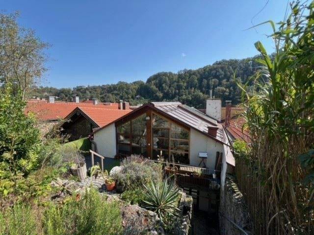 Immobilie in Burghausen - Charmantes Altstadthaus mit drei Wohnungen und einzigartigem Garten - Bild 2