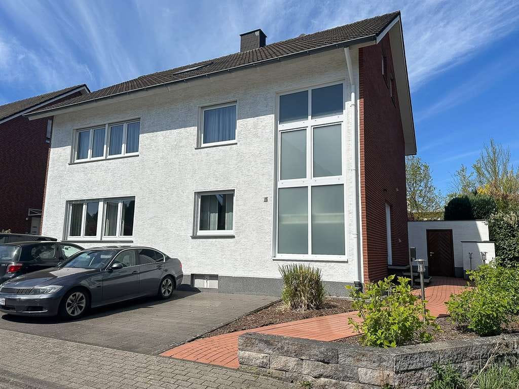Immobilie in Schloß Holte-Stukenbrock - Top-Investment in Schloß Holte – Dreifamilienhaus mit Seltenheitswert - Bild 1