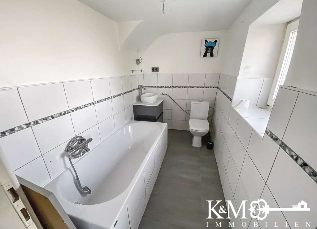 Immobilie in Kirchwald - Charmantes Projekt für Handwerker: 4 Zimmer, Stallgebäude, 553 m² Grundstück - Bild 3