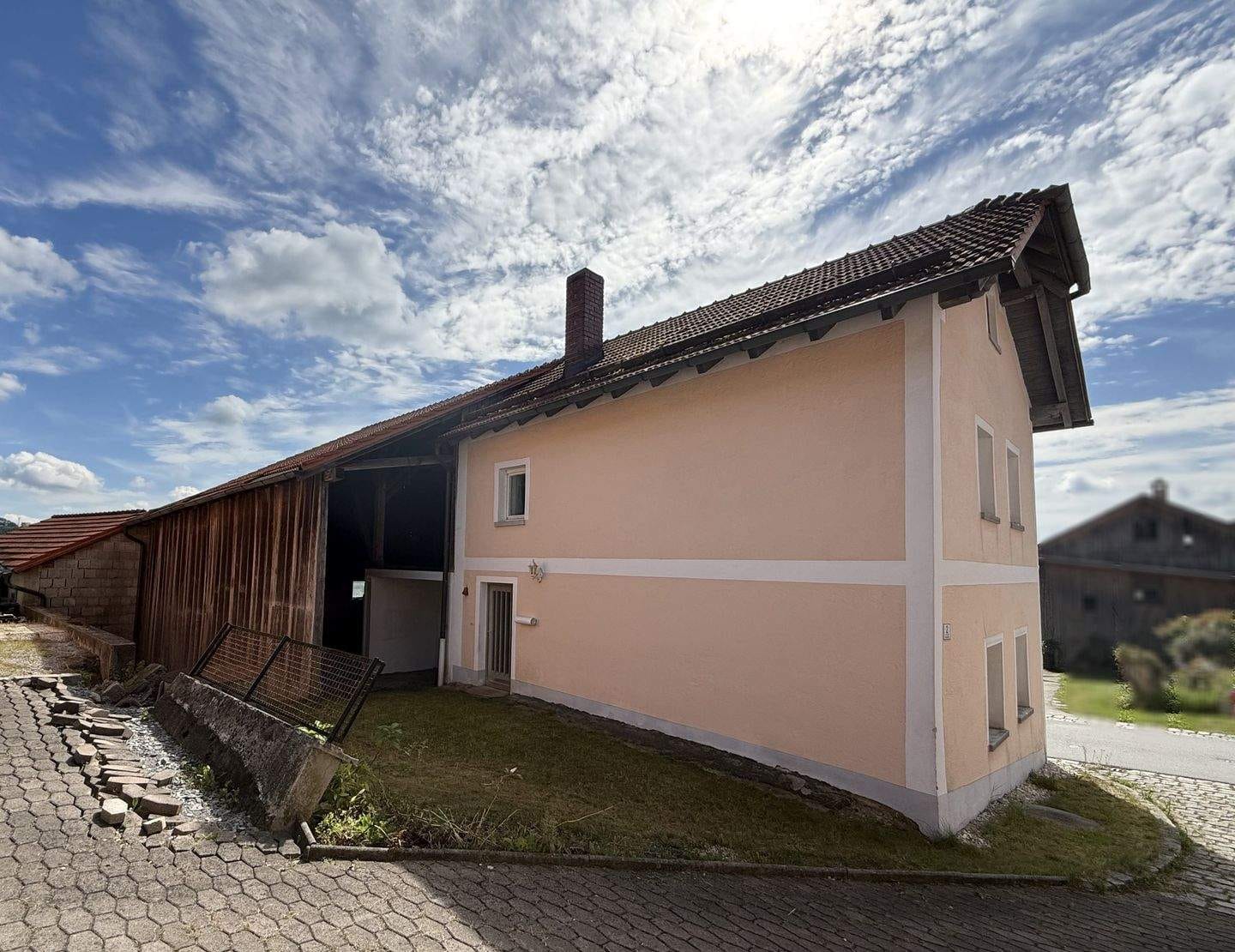 Immobilie in Röhrnbach - Sie brauchen keinen Garten? Sanierungsobjekt - Haus mit Halle/Garage/Stellfläche auf kleinem Grundstück - Röhrnbach - Bild 3