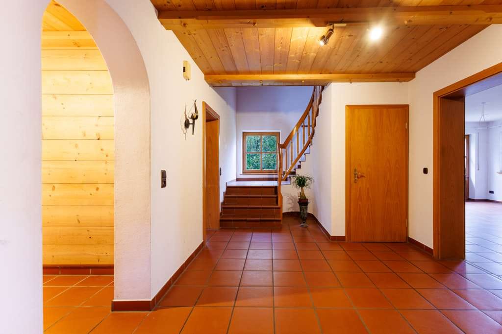 Immobilie in Engelsberg - Schönes Einfamilienhaus mit Garten, Terrasse und Doppelgarage–ruhige Familienidylle im Chiemgau - Bild 2