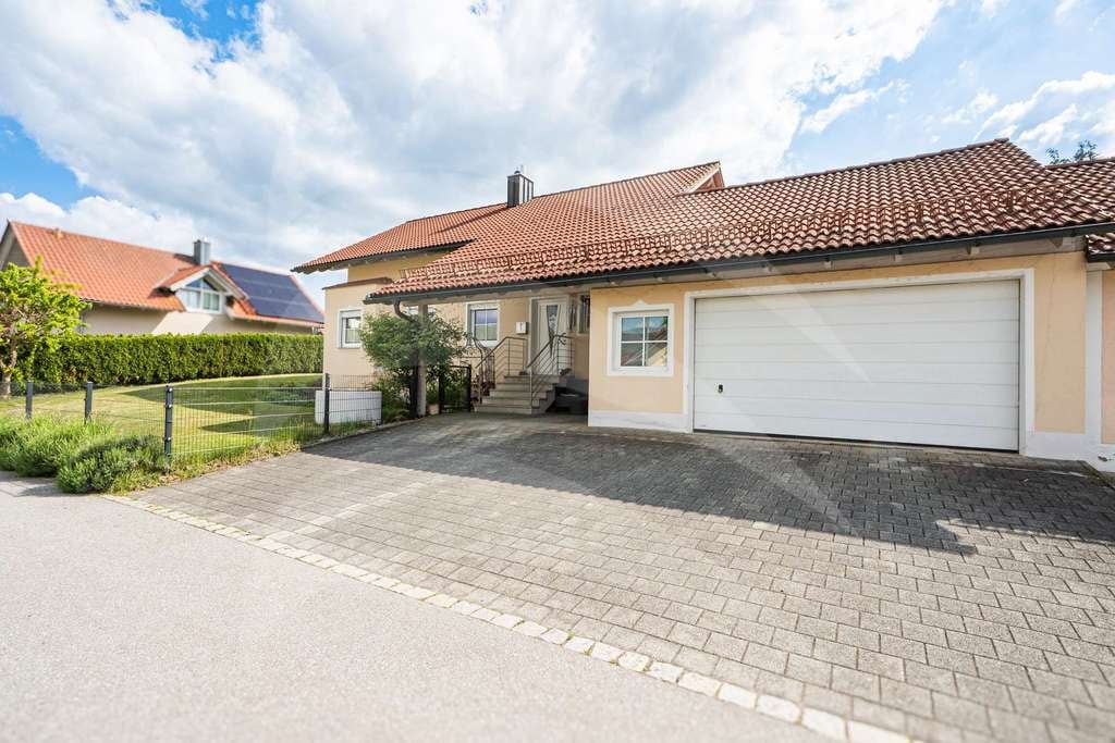 Immobilie in Hutthurm - Gepflegtes Einfamilienhaus mit großem Garten, Pool und Einliegerwohnung - Bild 0