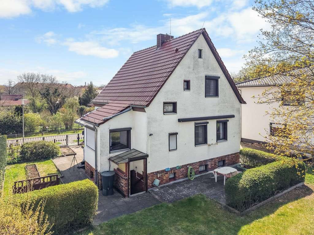 Immobilie in Hennigsdorf - Charakterhaus mit Gartenidylle und mehreren Nutzungsmöglichkeiten - Bild 0