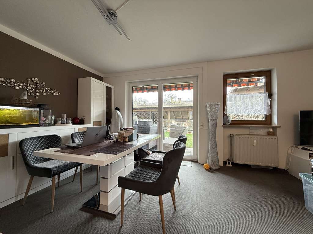 Immobilie in Raubling - Lichtdurchflutete, moderne 4,5 Zi.- Gartenwohnung mit zwei sonnigen Terrassen und großem Garten - Bild 3