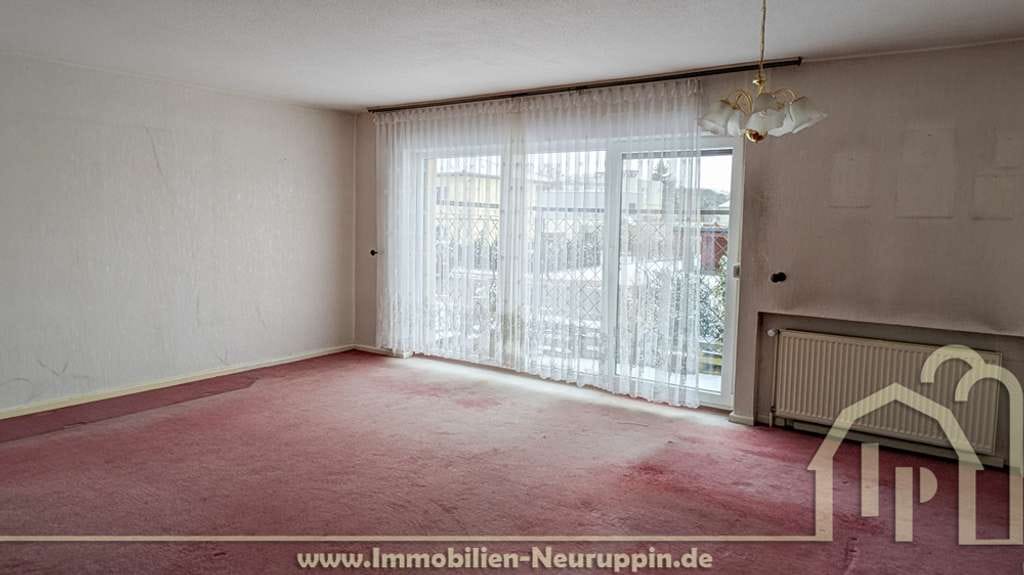 Immobilie in Neuruppin - Teilmodernisiertes Einfamilienhaus mit Vollkeller, Doppelgarage und 689 m² Grundstück in Neuruppin - Bild 1