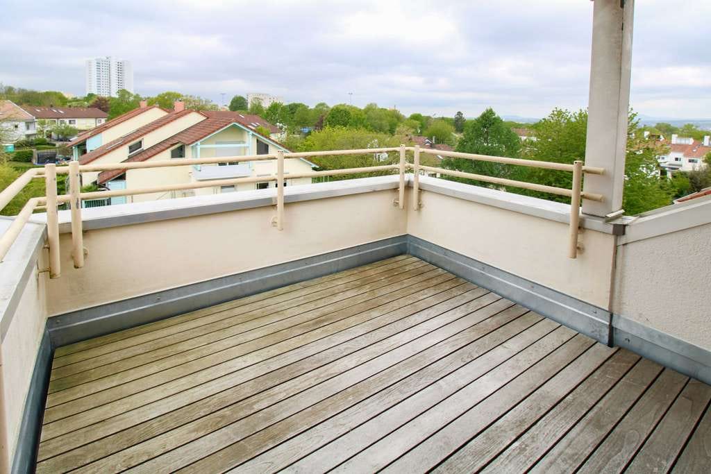 Immobilie in Bietigheim-Bissingen - Lichtdurchflutetes Familienidyll am Feldrand: 4,5 Zimmer mit Balkon und zwei Garagen! - Bild 0