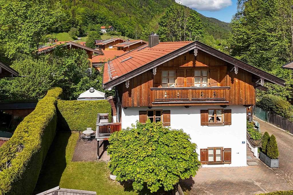 Immobilie in Kreuth - LIEBEVOLL GESTALTETES HAUS IN SONNIGER LAGE, KREUTH/OBERHOF - Bild 0